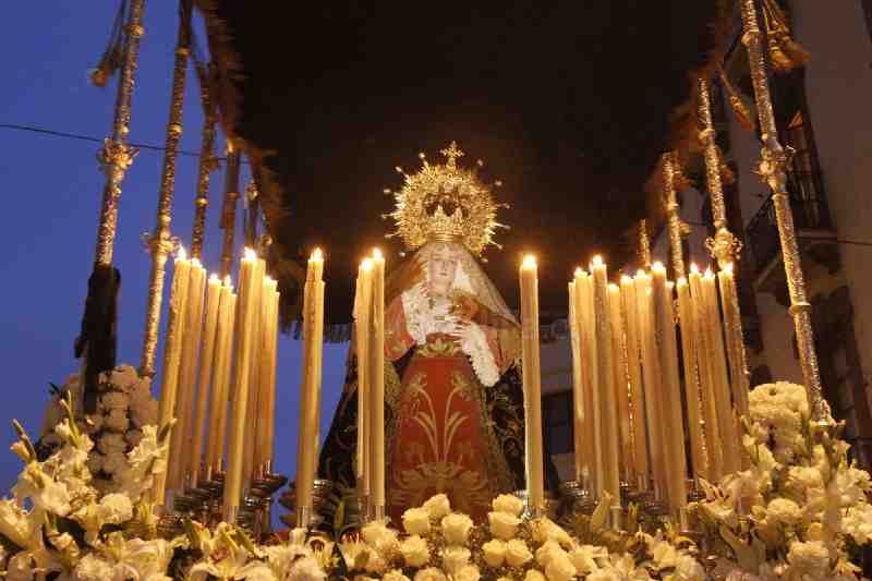 El lento y acompasado caminar del Nazareno de Melilla inunda la noche del Miércoles Santo