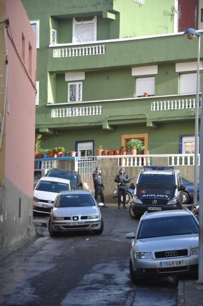 La Policía interviene gran cantidad de armas, dinero y droga en los registros efectuados en La Cañada