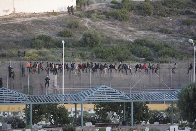Una veintena de inmigrantes logra entrar a Melilla tras un nuevo asalto masivo a la valla
