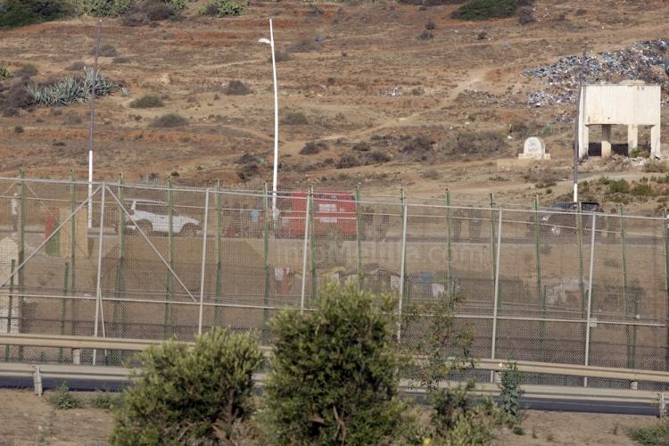 Unos 1.000 inmigrantes subsaharianos han protagonizado un nuevo intento de entrada a Melilla, aunque ninguno lo ha logrado