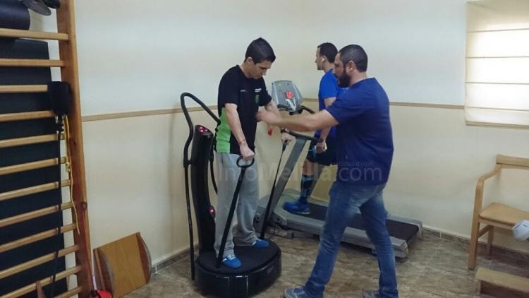 Bajo als estrictas atenciones del masajista Halee