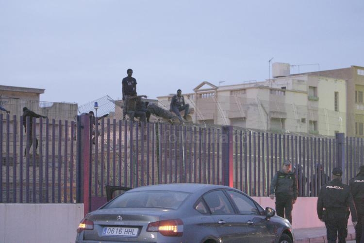 Una decena de inmigrantes sortea la valla de Melilla tras una agitada madrugada con 800 subsaharianos intentando entrar
