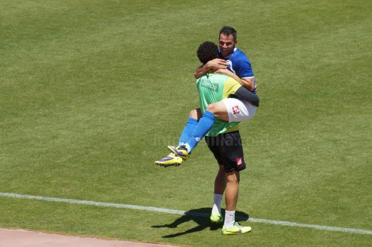 Abrazo efusivo entre Richi y Munir tras marcar el Melilla su gol