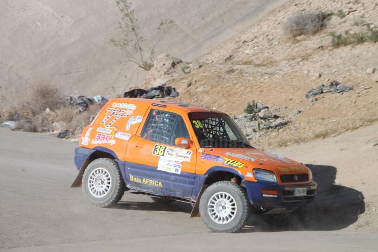 Motor: Dos coches de la escudería Club "Melilla 4x4" en la Baja Andalucía-África