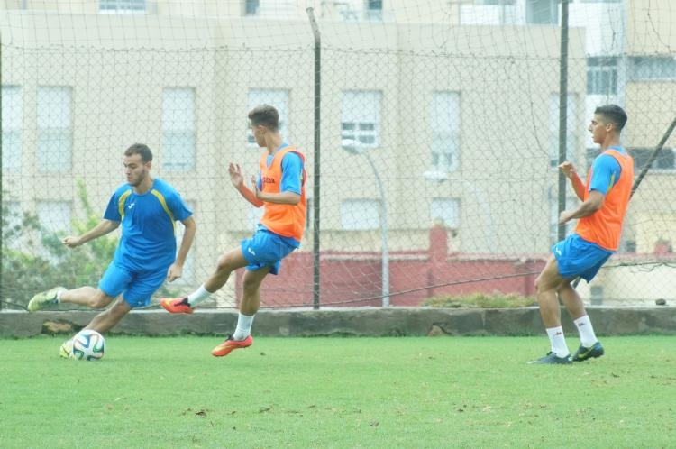 La U.D. Melilla se ejercita en una mañana lluviosa
