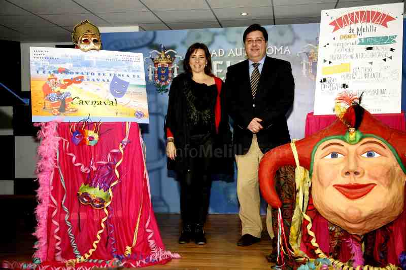 La actriz Elena Martín junto al viceconsejero de Festejos