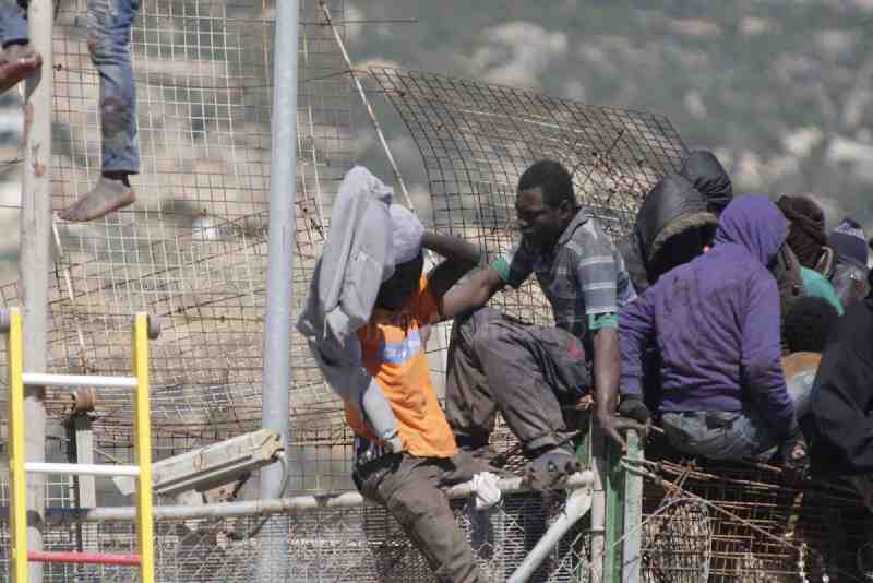 Casi la totalidad de los inmigrantes encaramados a la valla vuelven a Marruecos