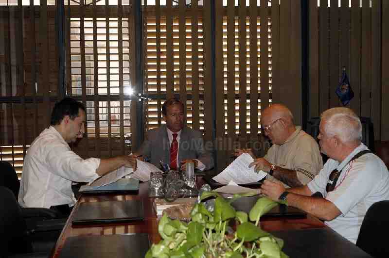 Momento de la firma de los convenios