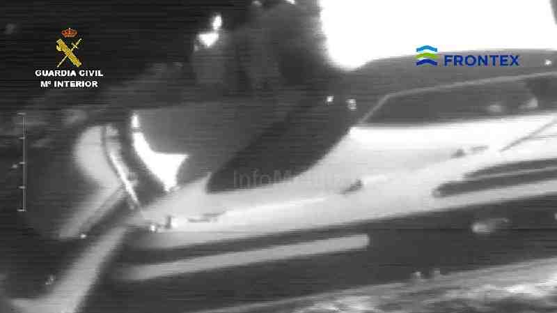La Guardia Civil interviene trece toneladas de hachís en el interior de una embarcación en el mar de Alborán