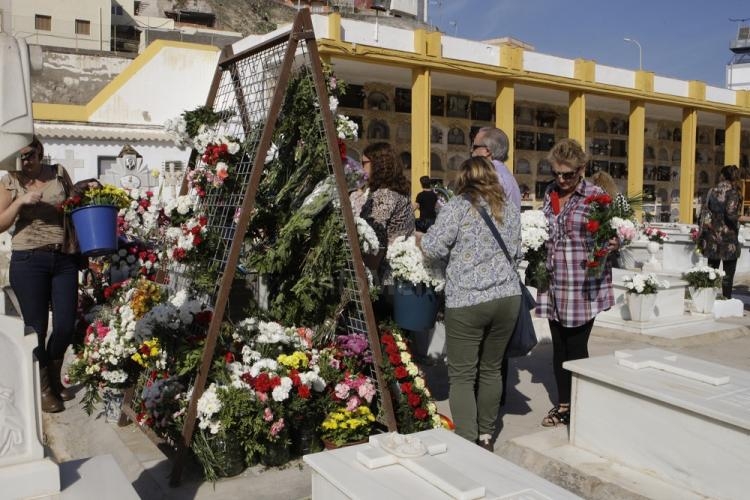 Cientos de melillenses celebran el Día de Todos los Santos visitando el Cementerio de la Purísima Concepción