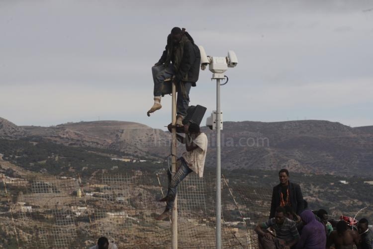 Unos 25 subsaharianos se encaraman a la valla de Melilla tras protagonizar un nuevo asalto masivo