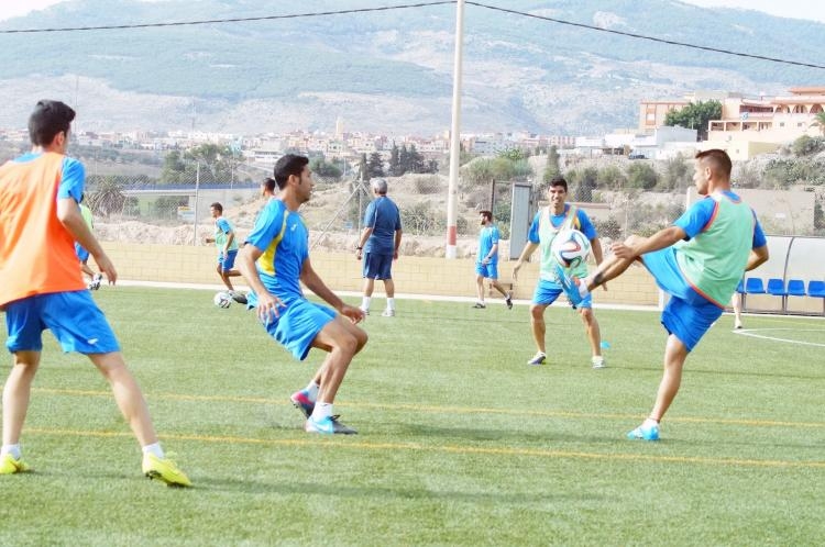 La UD Melilla se ejercita sobre césped artificial