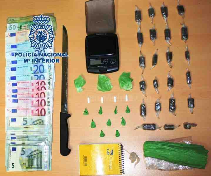 Parte de la droga y el dinero incautado