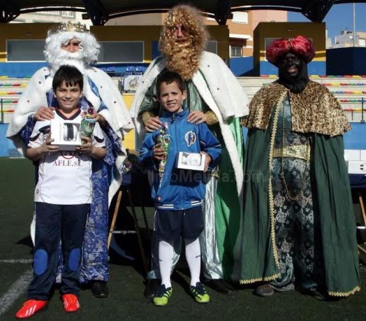 Sus Majestades visitaron a los alumnos de la Escuela de Fútbol de la FMF