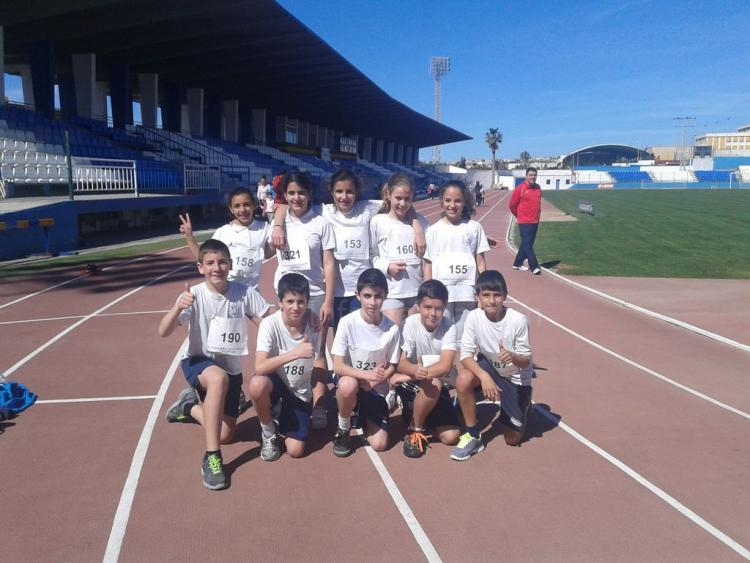 Deporte Escolar: El C.E.I.P. Reyes Católicos vence en la competición de jugando al atletismo y se clasifica para la fase Nacional