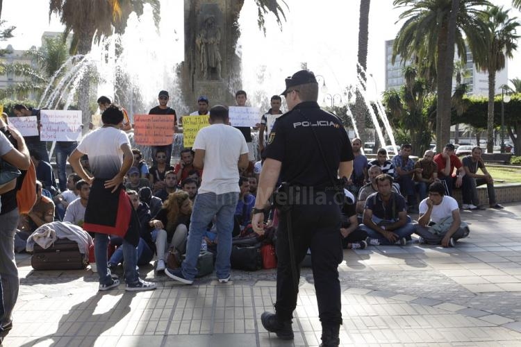 Unos 50 sirios se concentran en Melilla para pedir su salida a la península