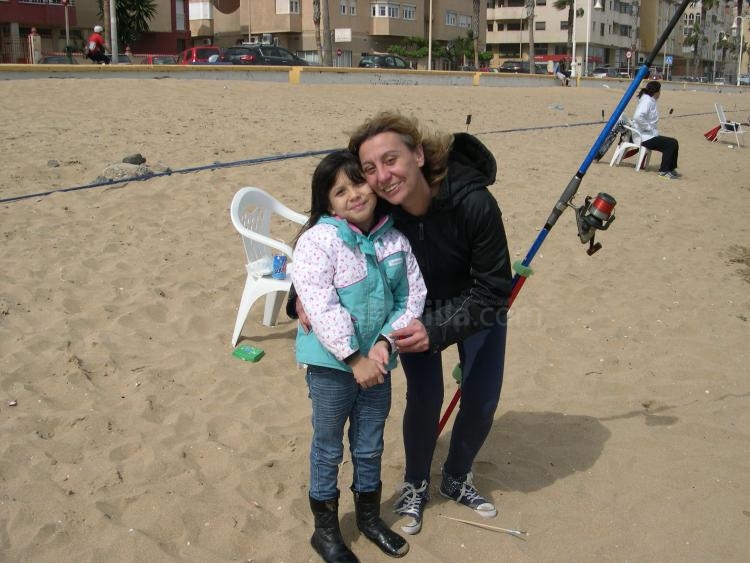 Madre e hija iniciándose en la pesca