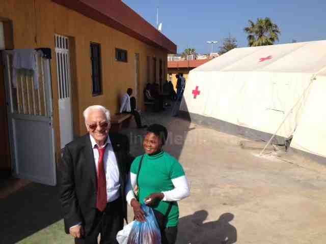 El Padre Ángel visita el CETI y asegura que "los inmigrantes que están en Melilla no han venido a hacerse ricos. Solo quieren vivir"