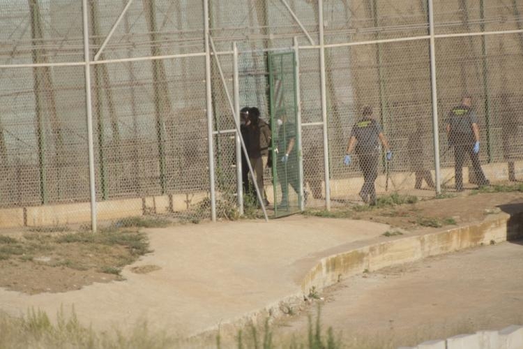 Unos 250 inmigrantes intentan entrar a Melilla pero sólo uno lo consigue