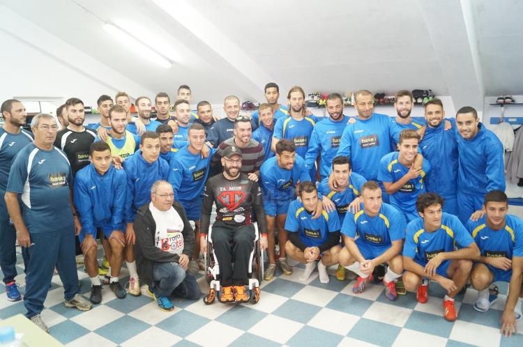 Un campeón del Mundo y escolares visitan el entrenamiento de la U.D. Melilla