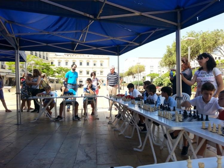 Ajedrez: El GM (Gran Maestro) macedonio Alexander Colovic, contra 25 jugadores de nuestra ciudad
