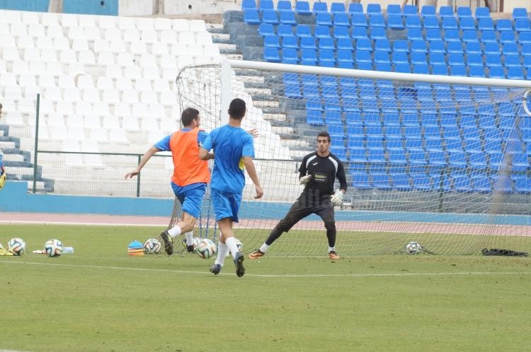 La U.D. Melilla entrena en un viernes más intenso de lo habitual