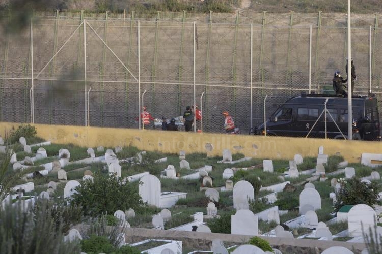 Una veintena de inmigrantes logra entrar a Melilla tras un nuevo asalto masivo a la valla
