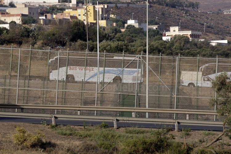 Unos 1.000 inmigrantes subsaharianos han protagonizado un nuevo intento de entrada a Melilla, aunque ninguno lo ha logrado