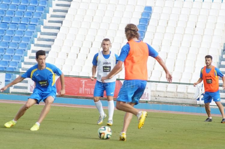 La U.D. Melilla se ejercita en la sesión más intensa de la semana