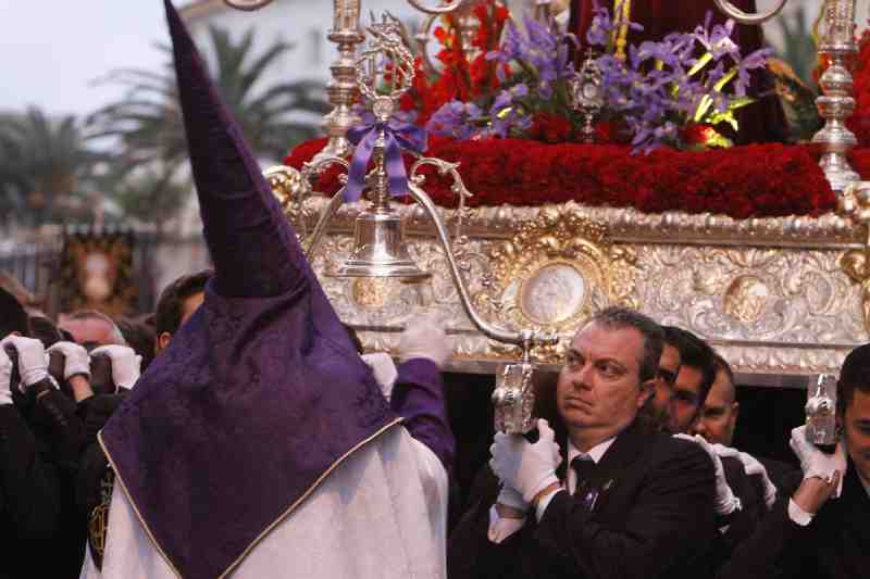 El lento y acompasado caminar del Nazareno de Melilla inunda la noche del Miércoles Santo