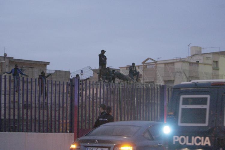 Una decena de inmigrantes sortea la valla de Melilla tras una agitada madrugada con 800 subsaharianos intentando entrar