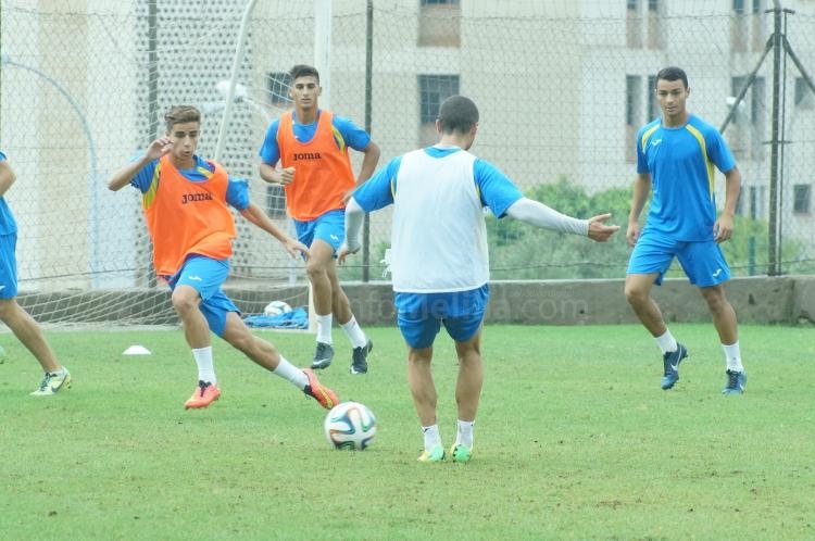 La U.D. Melilla se ejercita en una mañana lluviosa