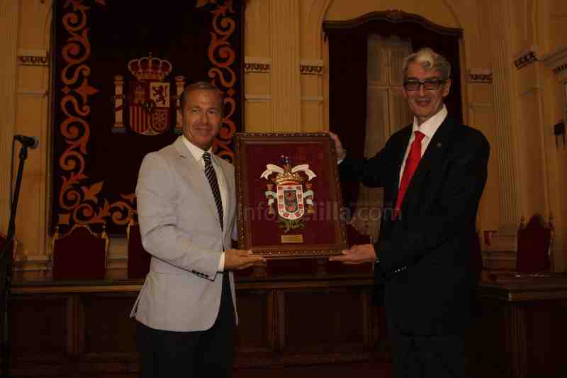 Melilla homenajea a Tomás Castaño de Meneses, as del aire, Campeón del Mundo y melillense de corazón