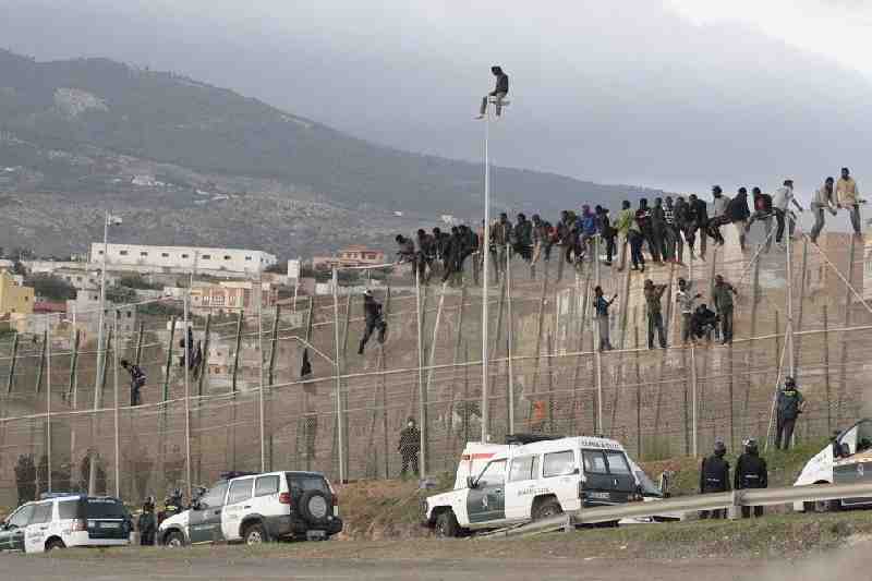 Unos 300 inmigrantes intentan saltar la valla de Melilla en "una de las madrugadas más tensas"