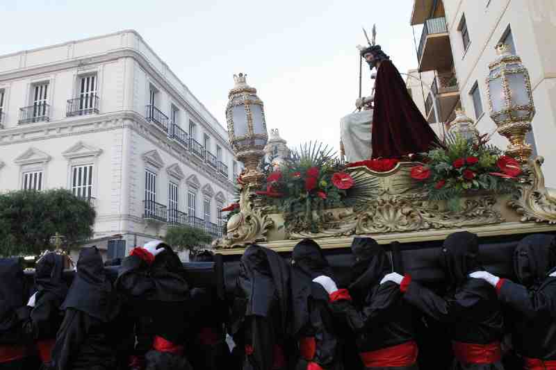 ‘El Humillado’ pasea sus heridas y su dolor en una noche primaveral de Martes Santo