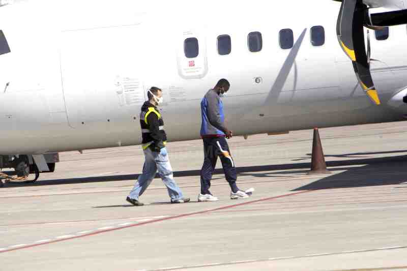 Sale de Melilla un primer grupo de inmigrantes hacia centros de la península