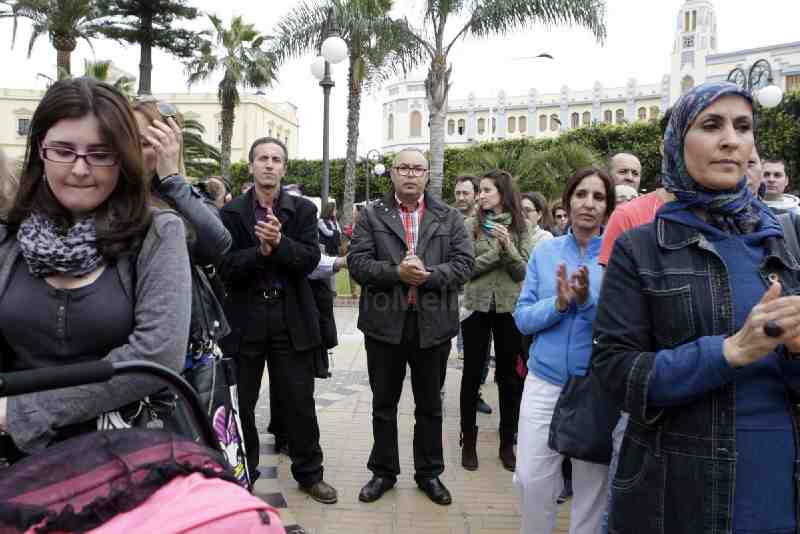 Unos 200 ciudadanos se concentra para pedir un futuro mejor para Melilla