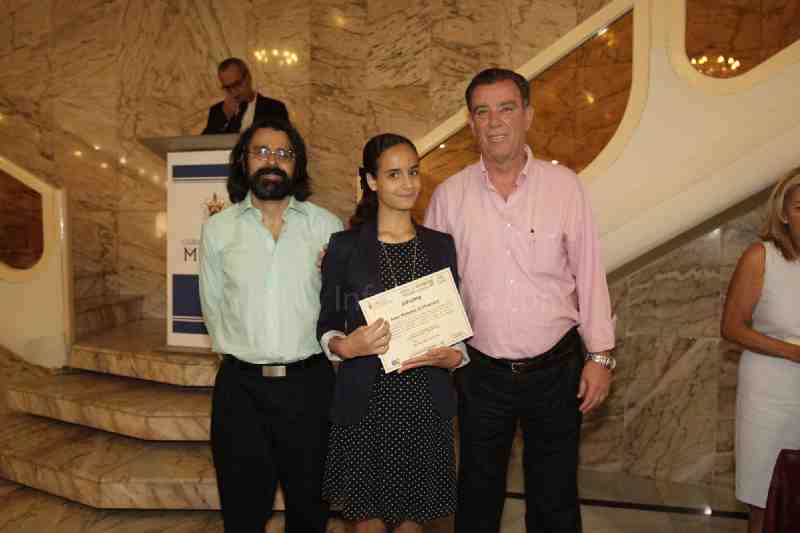 La alumna ganadora en el momento de recibir el premio