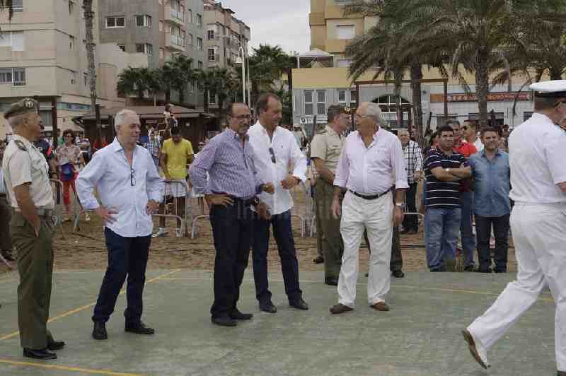 La Patrulla Acrobática Paracaidista del Ejercito del Aire abre los actos del Día de Melilla con una exhibición de saltos en la playa de Los Cárabos