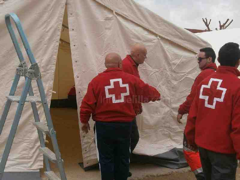 Cruz Roja instala en el CETI tiendas de campaña propias sustituyendo las del Ejército