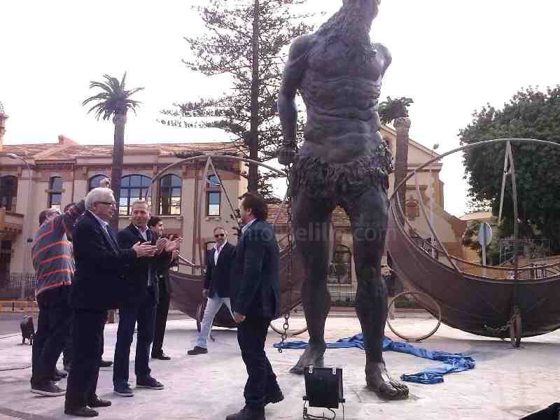 El Dios Chronos llega a la Plaza 1º de Mayo en forma de un espectacular conjunto escultórico