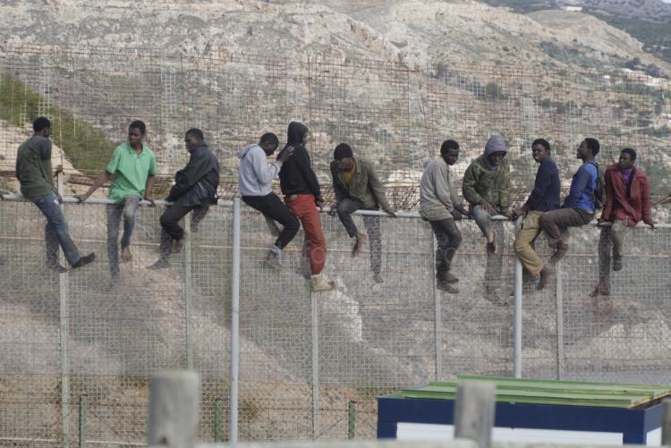 Unos 25 subsaharianos se encaraman a la valla de Melilla tras protagonizar un nuevo asalto masivo