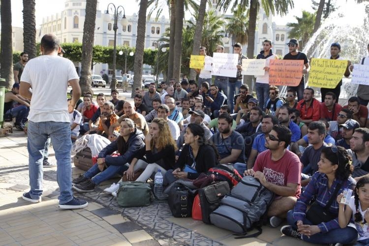 Unos 50 sirios se concentran en Melilla para pedir su salida a la península