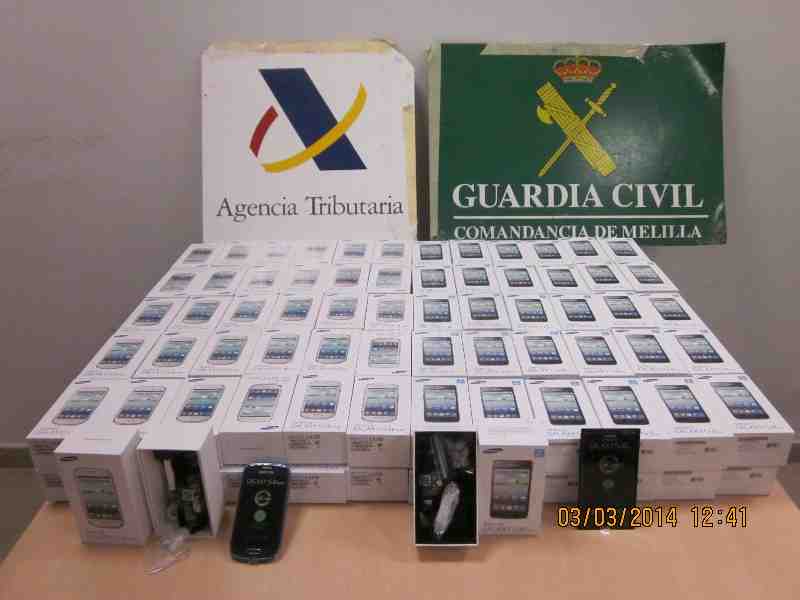 La Guardia Civil de Melilla interviene 134 teléfonos móviles ocultos en un autobús en el que iban a ser introducidos en la ciudad sin declarar