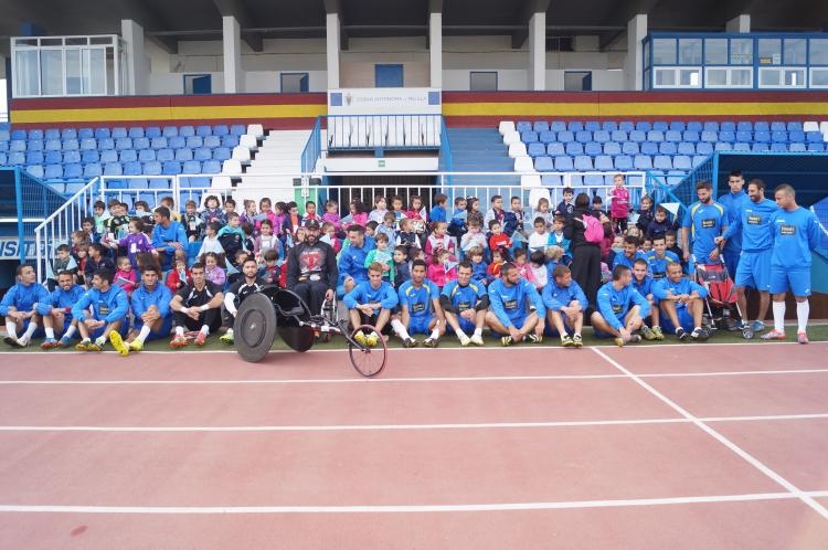 Un campeón del Mundo y escolares visitan el entrenamiento de la U.D. Melilla