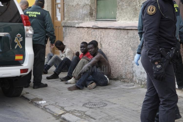 Alrededor de 60 inmigrantes han logrado entrar a Melilla tras un salto masivo protagonizado por unos 150