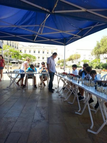 Ajedrez: El GM (Gran Maestro) macedonio Alexander Colovic, contra 25 jugadores de nuestra ciudad