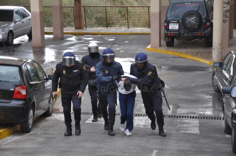 La Policía interviene gran cantidad de armas, dinero y droga en los registros efectuados en La Cañada