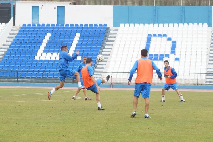 La U.D. Melilla entrena en un viernes más intenso de lo habitual