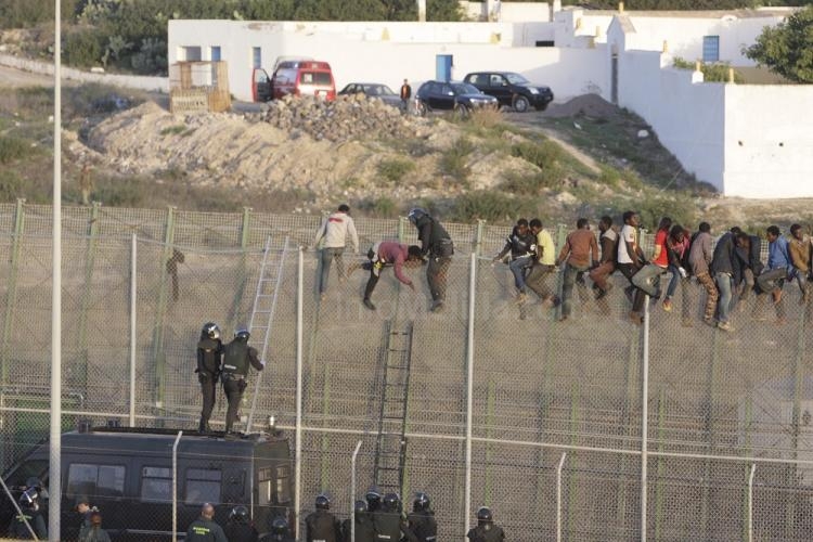 Una veintena de inmigrantes logra entrar a Melilla tras un nuevo asalto masivo a la valla
